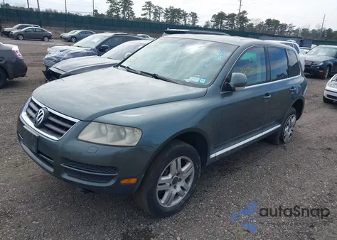 2004 Volkswagen Touareg V8 z USA, uszkodzony, nr VIN WVGCM77L44D077880